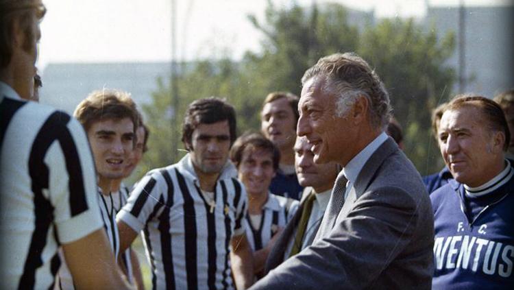 Gianni Agnelli bersama pemain-pemain Juventus - INDOSPORT