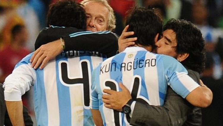 Diego Maradona (kanan) memeluk Sergio Aguero.