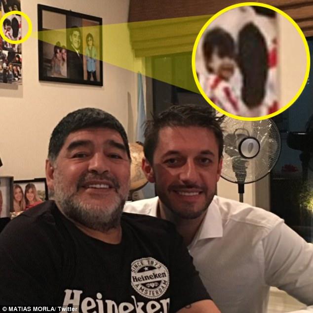 Diego Armando Maradona berfoto bersama kolega, di belakang nampak foto Sergio Aguero dihitamkan wajahnya Copyright: Daily Mail