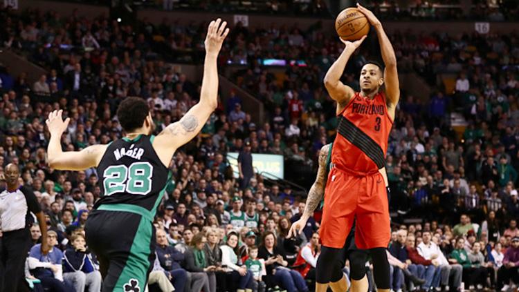 CJ McCollum (kanan) saat akan shot bola ke lawan dan Abdel Nader berusaha menggalkan aksinya. Copyright: INDOSPORT