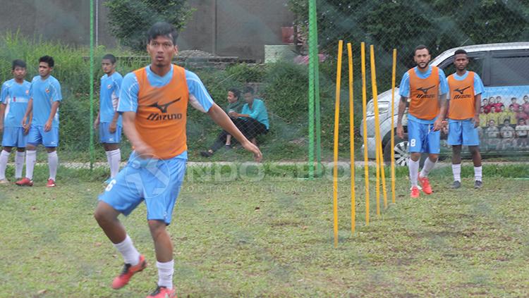 Agung Prasetyo saat beberapa waktu lalu berlatih bersama Semen Padang. Copyright: Taufik Hidayat/INDOSPORT