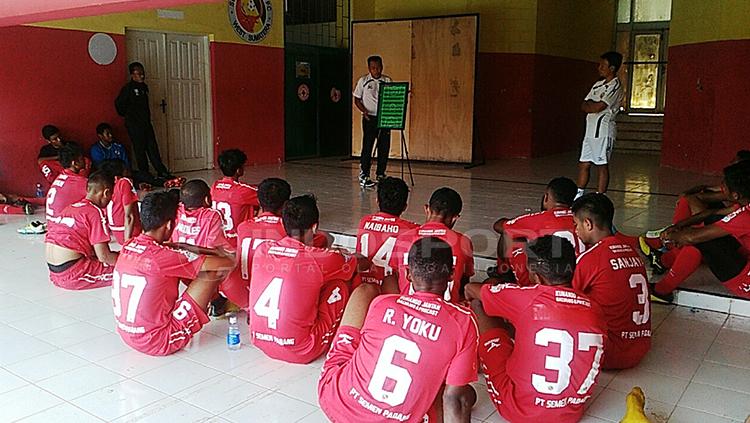 Para pemain Semen Padang saat mendengarkan arahan dari sang pelatih.