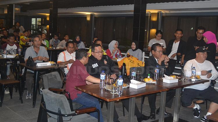 Presiden Klub, Dodi Reza Alex menggelar nonton bareng (Nobar) laga perempatfinal Piala Presiden antara Sriwijaya FC vs Arema FC di Teras Cafe Hotel Swarna Dwipa Palembang. Copyright: Muhammad Effendi/INDOSPORT