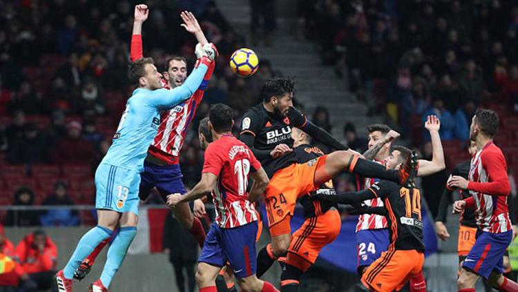 Situasi pertandingan Atletico Madrid melawan Valencia. - INDOSPORT