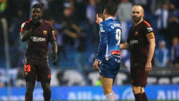 Bek Barcelona Samuel Umtiti dan penyerang Espanyol Sergio Garcia - INDOSPORT