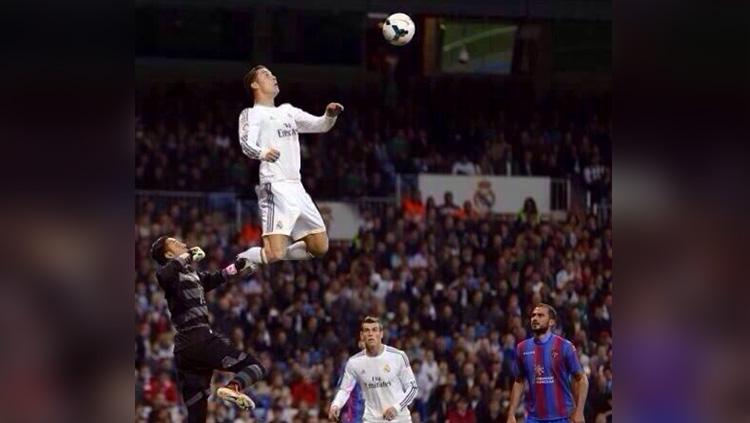Jumping tinggi Cristiano Ronaldo. Copyright: footballstopten