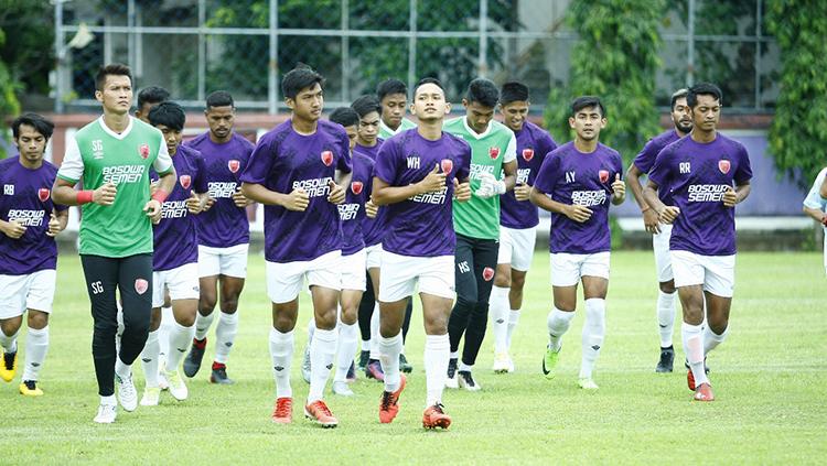 Pemain PSM Makassar melakukan pemanasan di pemusatan latihan hari kelima di Bali
