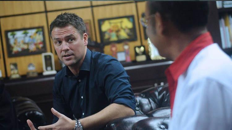 Michael Owen berbincang bersama Sesmenpora - INDOSPORT