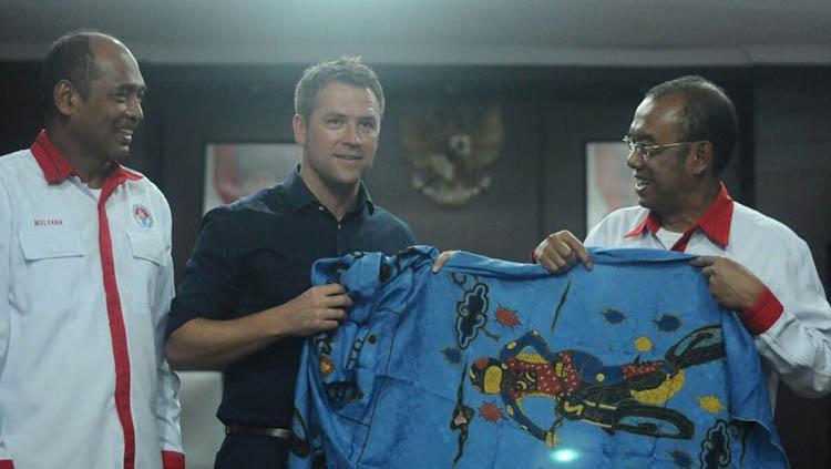 Michael Owen berfoto bersama di kantor Kemenpora - INDOSPORT