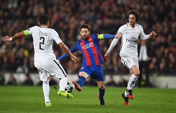 Thiago Silva menghadang Lionel Messi di pertandingan Liga Champions Eropa musim 2016/17. Copyright: Getty Images