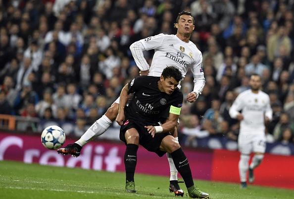 Thiago Silva menghadang Cristiano Ronaldo Copyright: Getty Images