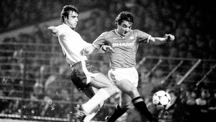 Lou Macari (kiri) saat melawan pemain Spartak Varna, Rumen Dimov. Copyright: INDOSPORT