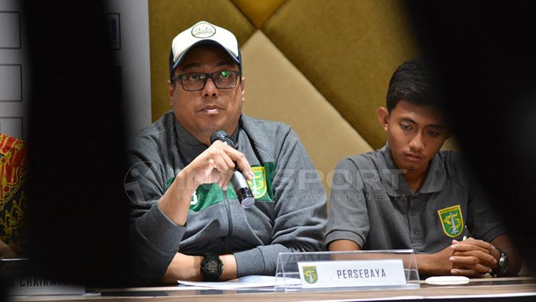 Manajer Persebaya, Chairul Bassalamah dalam jumpa pers. Copyright: Fitra Herdian/INDOSPORT