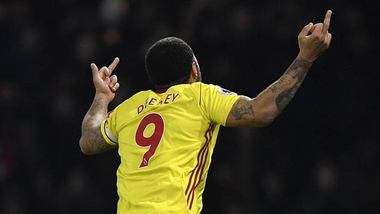 Troy Deeney acungkan jari tengah saat melakukan selebrasi. Copyright: INDOSPORT