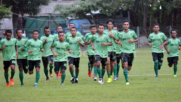 Penggawa Persebaya Surabaya saat jalani latihan. Copyright: Fitra Herdian/INDOSPORT