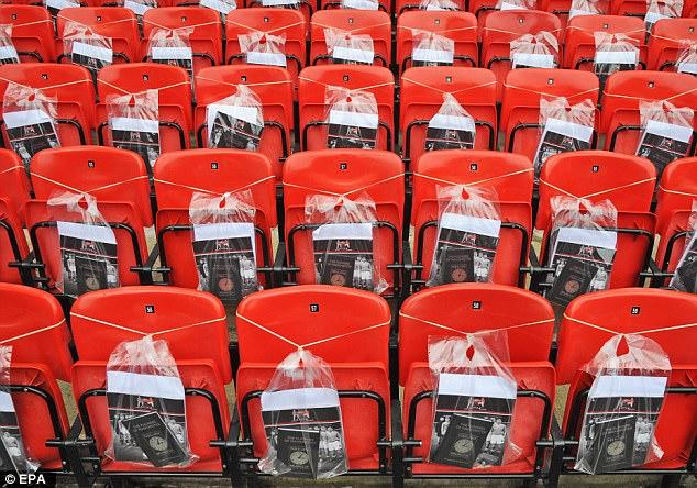 Manchester United membagikan merchandise untuk mengenang Tragedi Munich. Copyright: Daily Mail