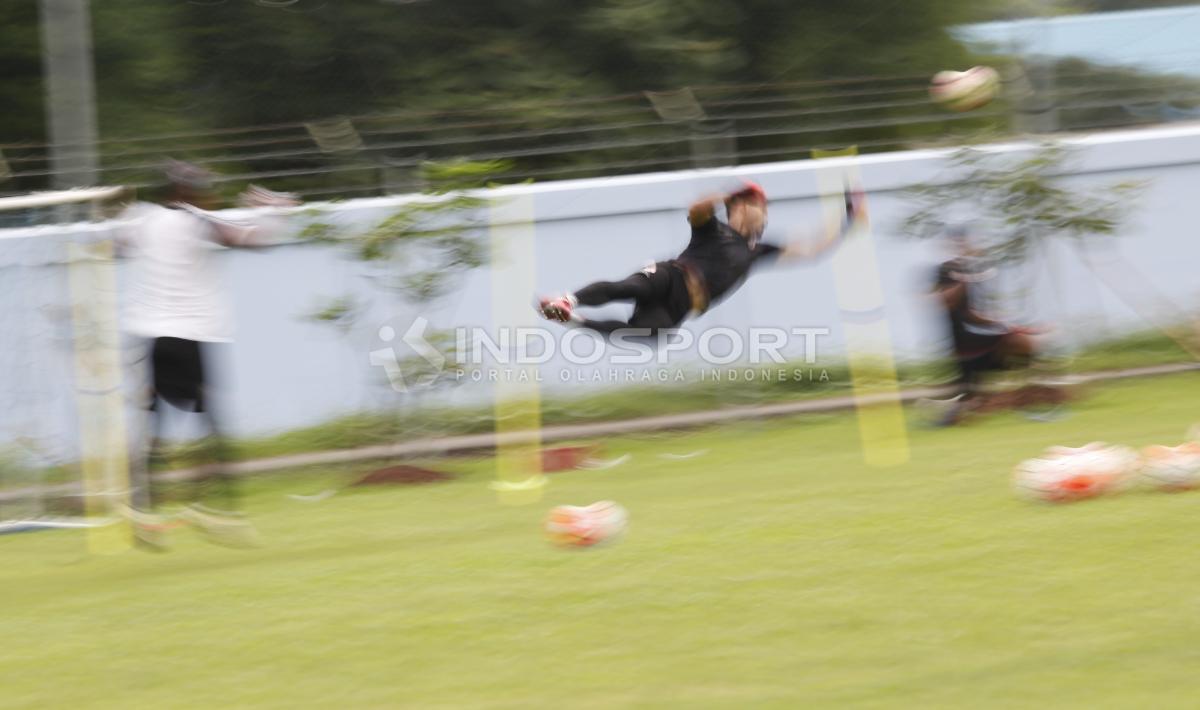 Kiper Andritany ikut serta pada latihan di Lapangan Sutasoma.