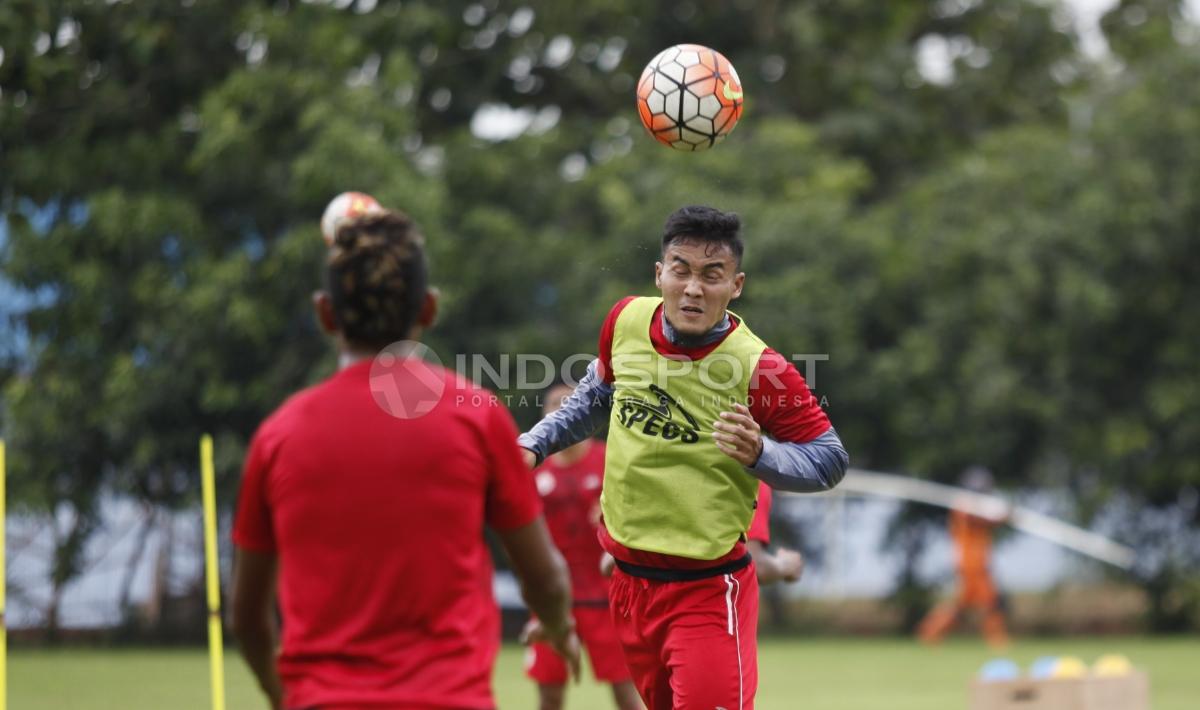 Gunawan Dwi Cahyo melakukan sundulan dalam latihan.