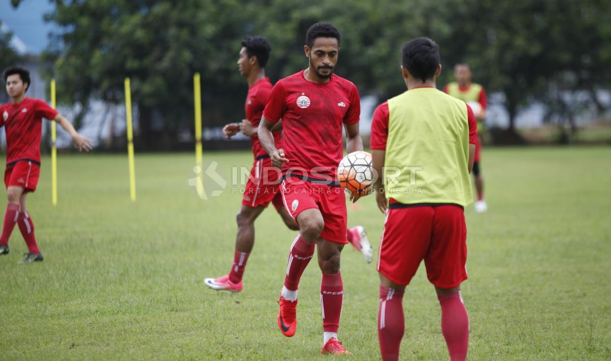 Marko Kabiay (tengah) melakukan kontrol bola.