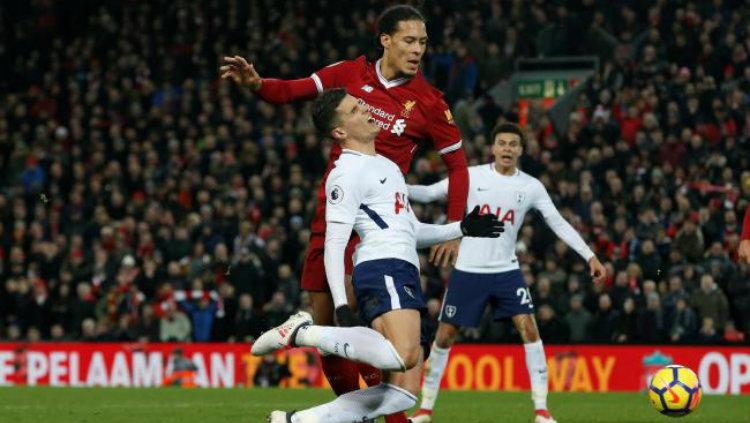 Erik Lamela dilanggar Virgil van Dijk. Copyright: The Guardian