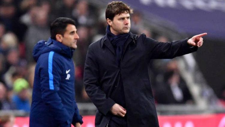 Mauricio Pochettino saat memberikan instruksi kepada anak asuhnya di pinggir lapangan.