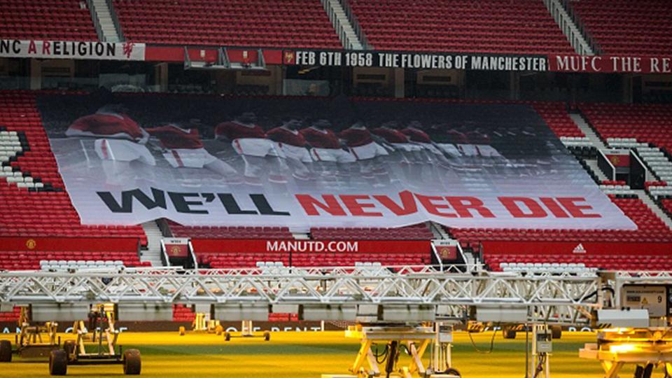 Giant flag dibentangkan para fans di Old Trafford saat memperingati Tragedi Munich 1958.