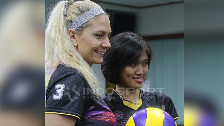 Bunga Mitasari (kanan) saat menghadiri pres confrence proliga bola voli 2018. Copyright: Fitra Herdian/INDOSPORT