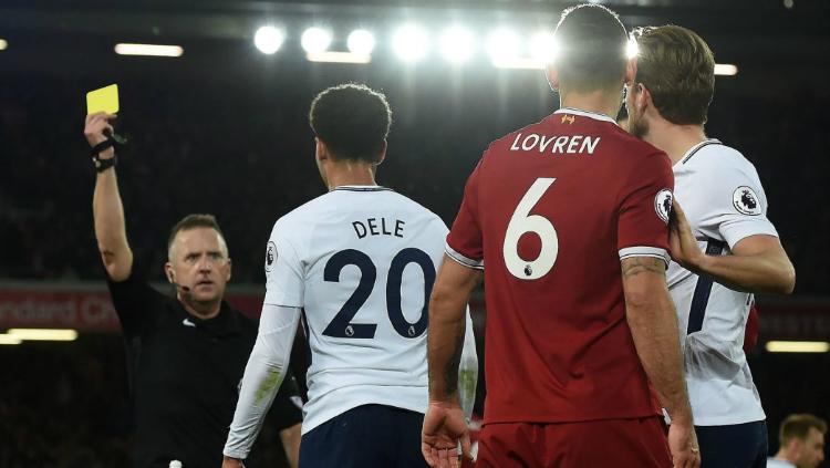 Dele Alli mendapatkan kartu kuning karena diving melawan Liverpool (2018) Copyright: Getty Images