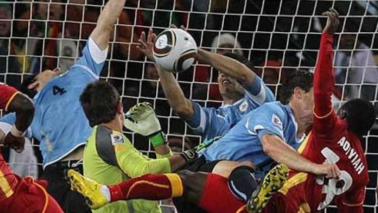 Luis Suarez handball saat melawan Ghana. Copyright: INDOSPORT