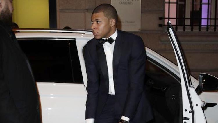 Kylian Mbappe keluar dari mobil untuk memasuki hotel yang di dalamnnya sedang mengadakan pesta ulang tahun Neymar. Copyright: mirror