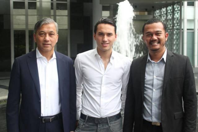 Glenn Walian (Bapaknya Ezra), Ezra Walian dan Wide Putra Ananda (Manager Ezra). Foto : Koleksi Team Jebreeet Copyright: mg.ucweb.com