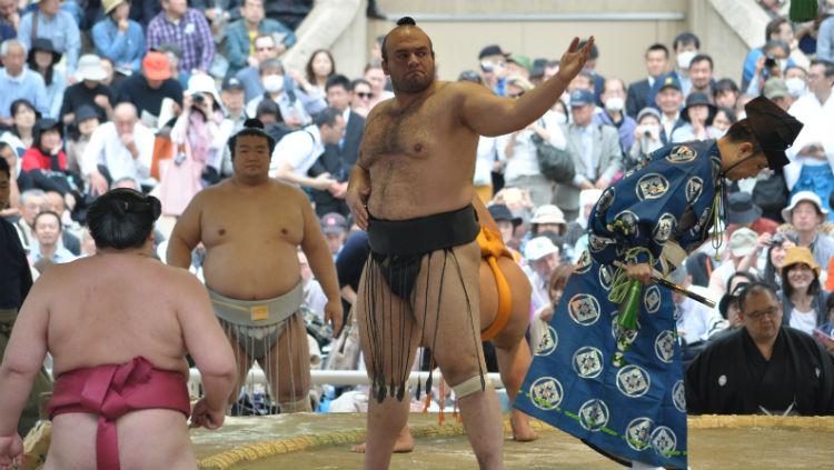 Osunaarashi melakukan pertandingan sumo