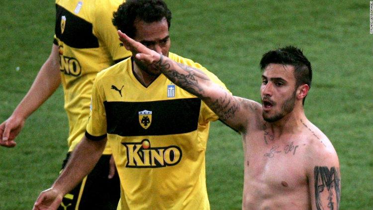 Giorgos Katidis melakukan selebrasi salut Nazi