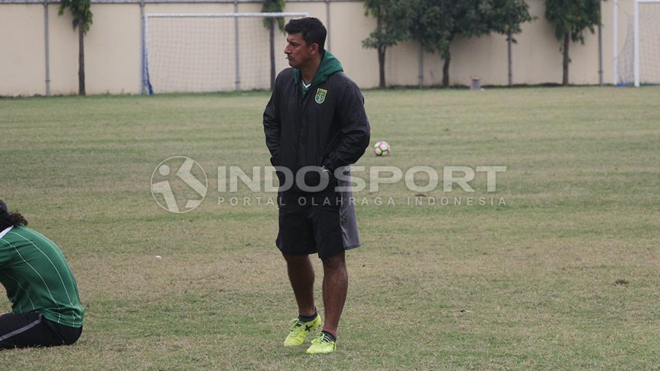 Alfredo Vera di sela-sela latihan Persebaya Surabaya. Copyright: Fitra Herdian/INDOSPORT