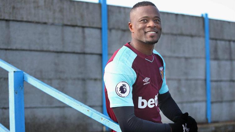 Patrice Evra resmi direkrut West Ham United. Copyright: Oficial West Ham United