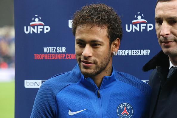 Neymar Jr  menerima trofi pemain terbaik bulan ini dari UNFP. Copyright: Getty Images