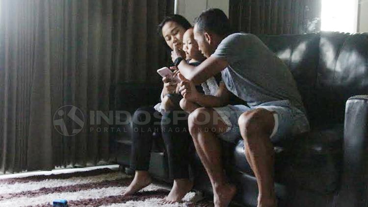 Irfan Jaya dan keluarganya. Copyright: Fitra Herdian/INDOSPORT