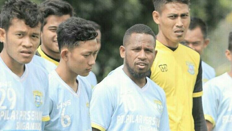 Oktovianus Maniani saat jalani pemusatan latihan di Lembang bersama Perserang. Copyright: Instagram