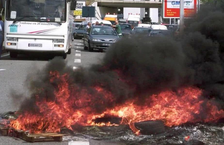Demonstrasi dan bakar ban terjadi di Kota Toulouse, Prancis. Copyright: Internet