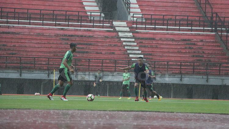 Pemain Persebaya Surabaya jalani latihan saat huja turun. Copyright: Fitra Herdian/INDOSPORT