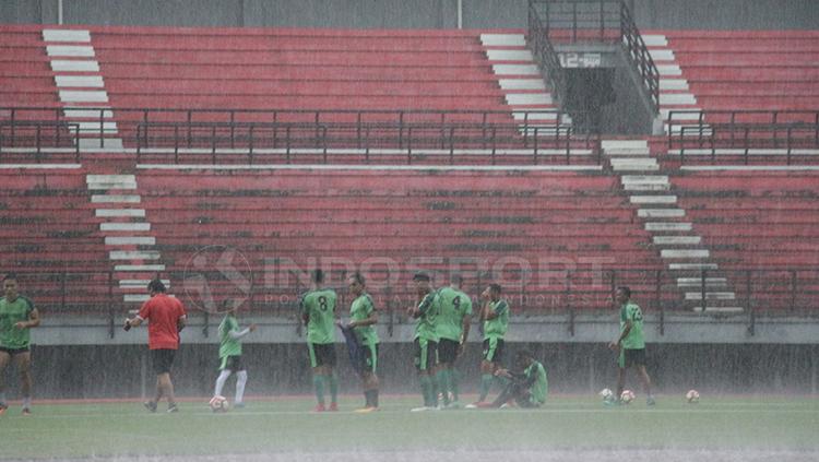 Pemain Persebaya jalani latihan saat huja turun Copyright: Fitra Herdian/INDOSPORT