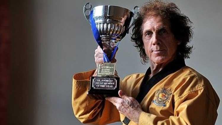 Mike Pejic memegang pialanya kejuaraan taekwondo.