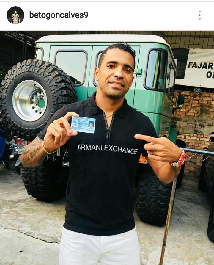 Beto Goncalvez memamerkan KTP miliknya Copyright: Instagram