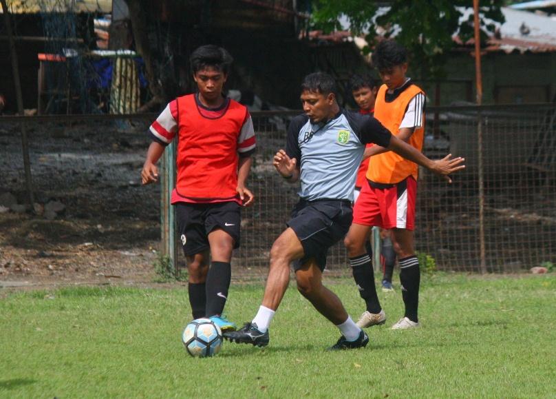 Pelatih Persebaya U-19, Bejo Sugiantoro, berlatih bersama pemain seleksi . Copyright: INDOSPORT