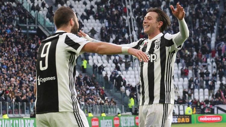 Gonzalo Higuain dan Federico Bernardeschi. Copyright: Getty Images