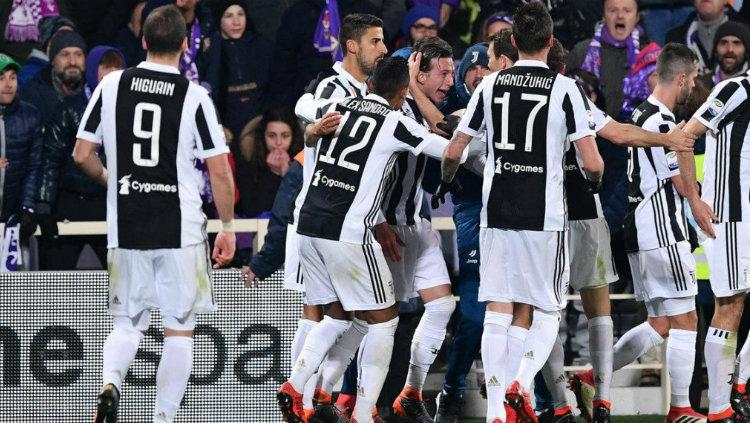 Para pemain mengerubungi Federico Bernardeschi yang merayakan gol. Copyright: INDOSPORT