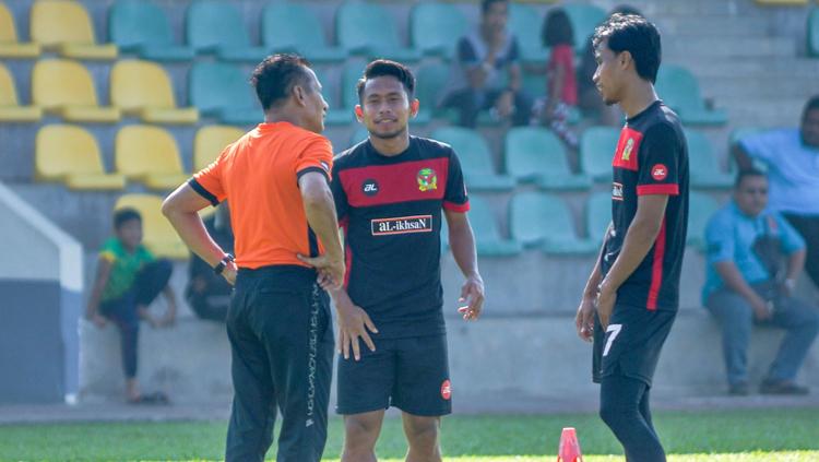 Andik Vermansah berdialog dengan salah satu staf pelatih Kedan FA.