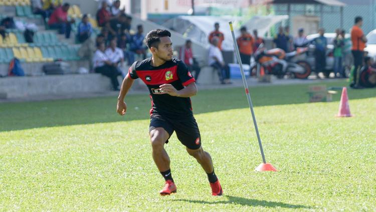 Andik Vermansah saat akan mengambil bola umpan dari rekan di Kedah FA.