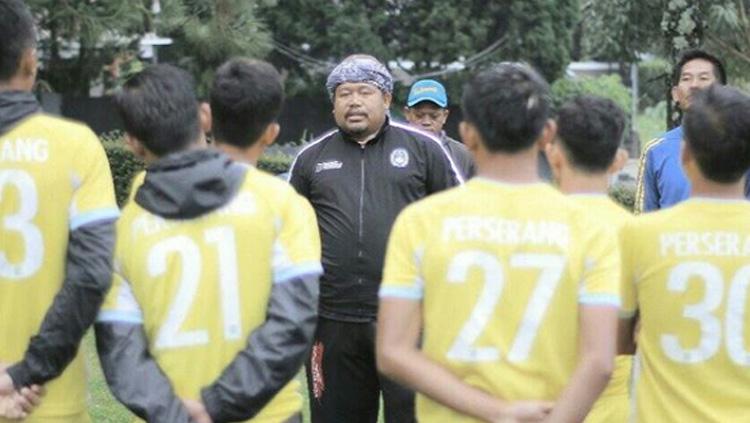 Zaenal Abidin Zapello (jaket hitam) saat jalani pemusatan latihan di Lembang bersama Perserang. Copyright: Perserang