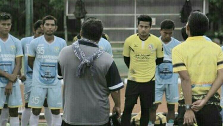 Zaenal Abidin Zapello saat memberikan arahan kepada anak asuhnya. Copyright: Perserang